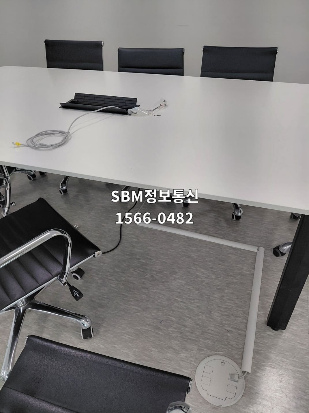 [현장 사진 5] 회의실 케이블 수직 매립 시공 