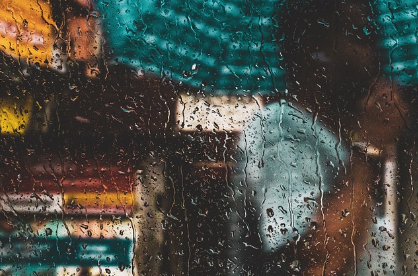 2024년 장마기간 기상청 예보 확인하기와 관련된 비오는 날 빗물에 흐려진 창가 사진