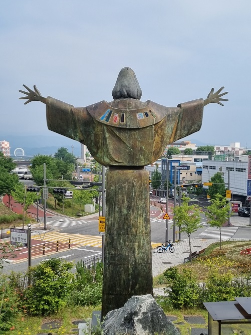 죽림동 주교좌성당 밖에 있는 예수성심상 뒷 모습