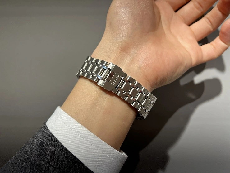 튜더 각인되어 있는 버클