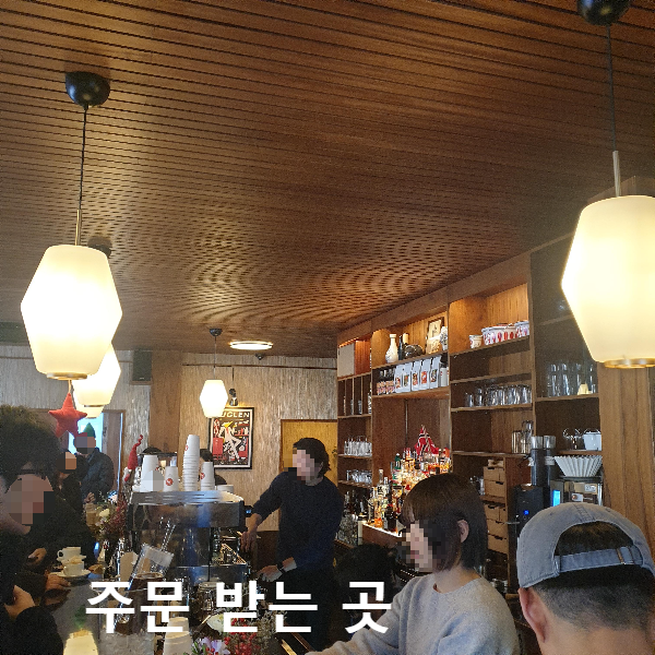 푸글렌 서울(Fuglen Seoul), 노르딕 커피를 맛볼 수 있는 상수역 카페_주문 및 제조 공간