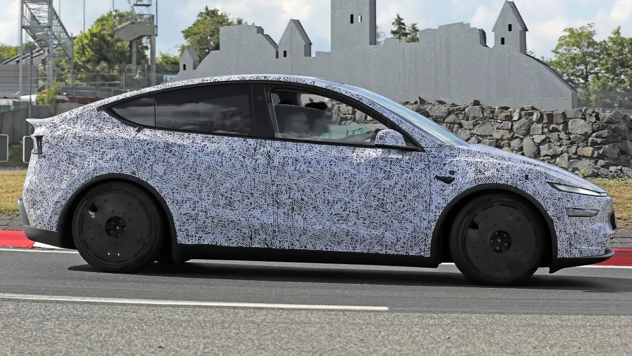 테슬라 '뉴 모델 Y 퍼포먼스' 테스트카 (출처 : 오토스파이넷)