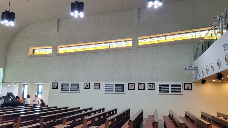 수원 지동성당 성전 안 십자가의 길, 스테인드글라스 사진입니다.