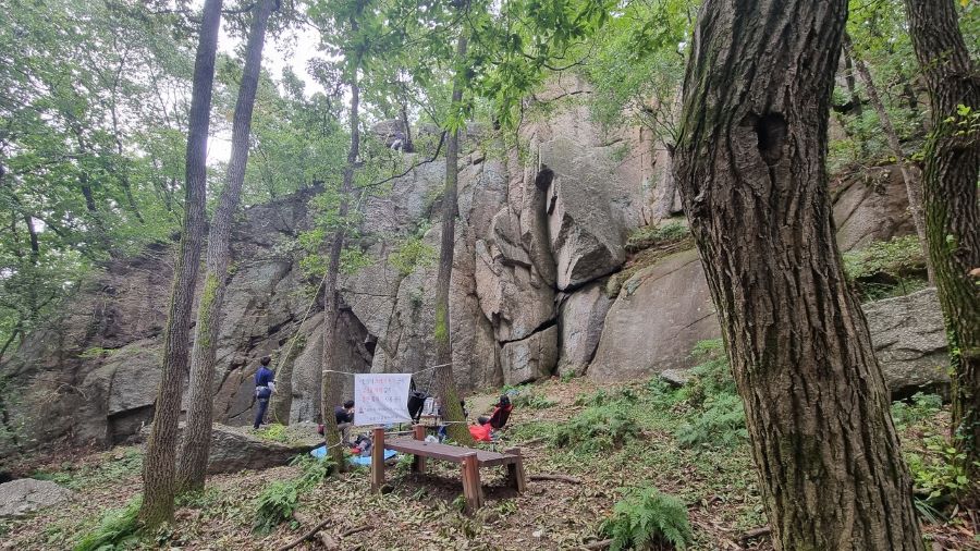 절벽, 벙풍바위, 몇 사람 등반 준비 중,