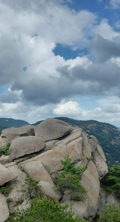 감암산과 모산재의 암릉의 모습