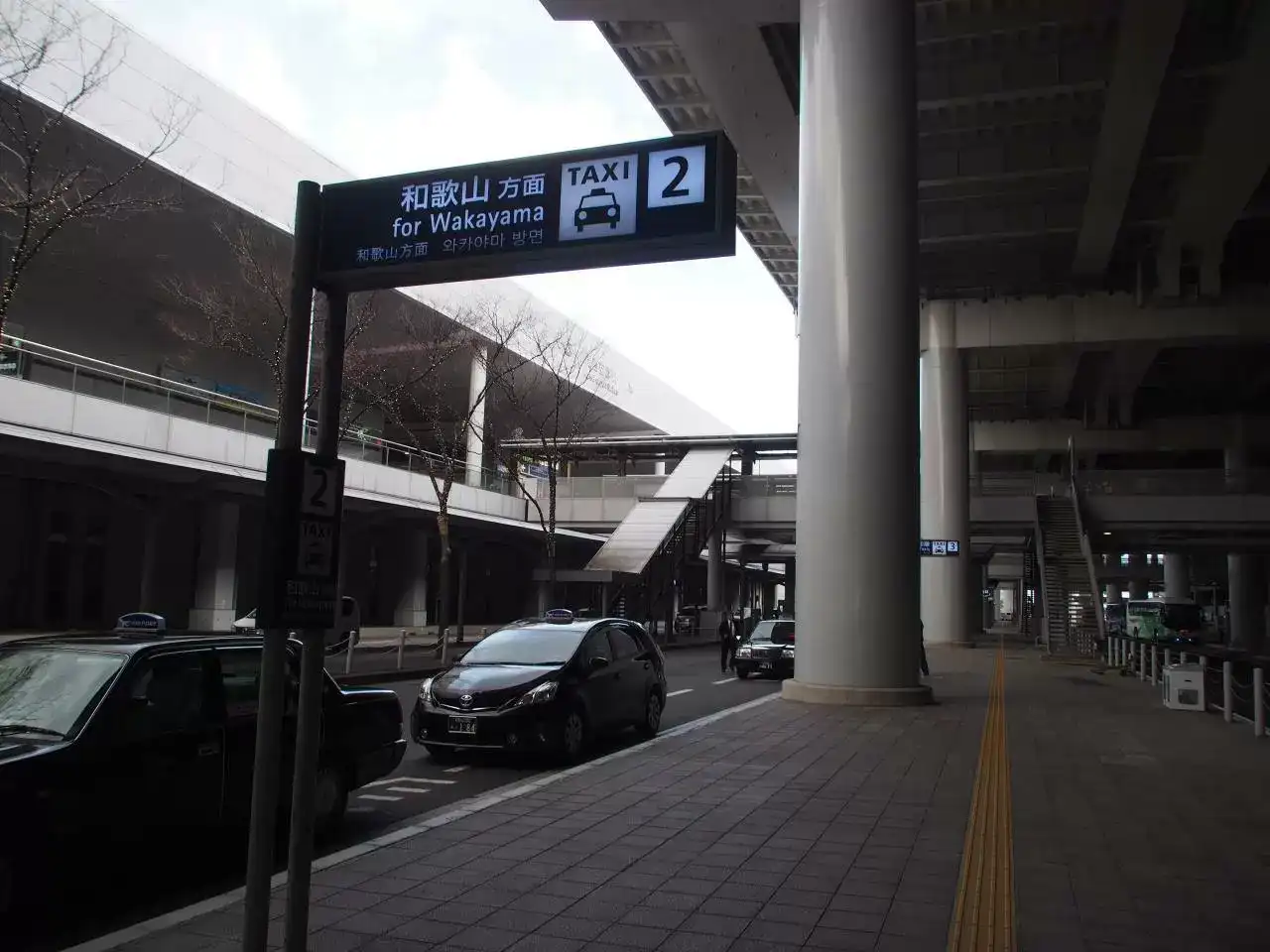 공항 외부엔 많은 택시가 상시 대기하고 있다.
