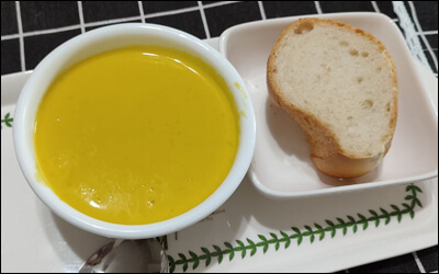 단호박 수프와 바게트