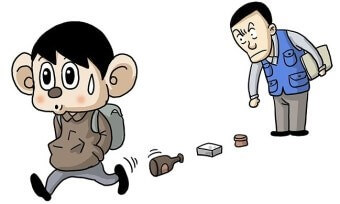 마트에서-생활용품을-몰래-호주머니에-넣어-나오는-남자