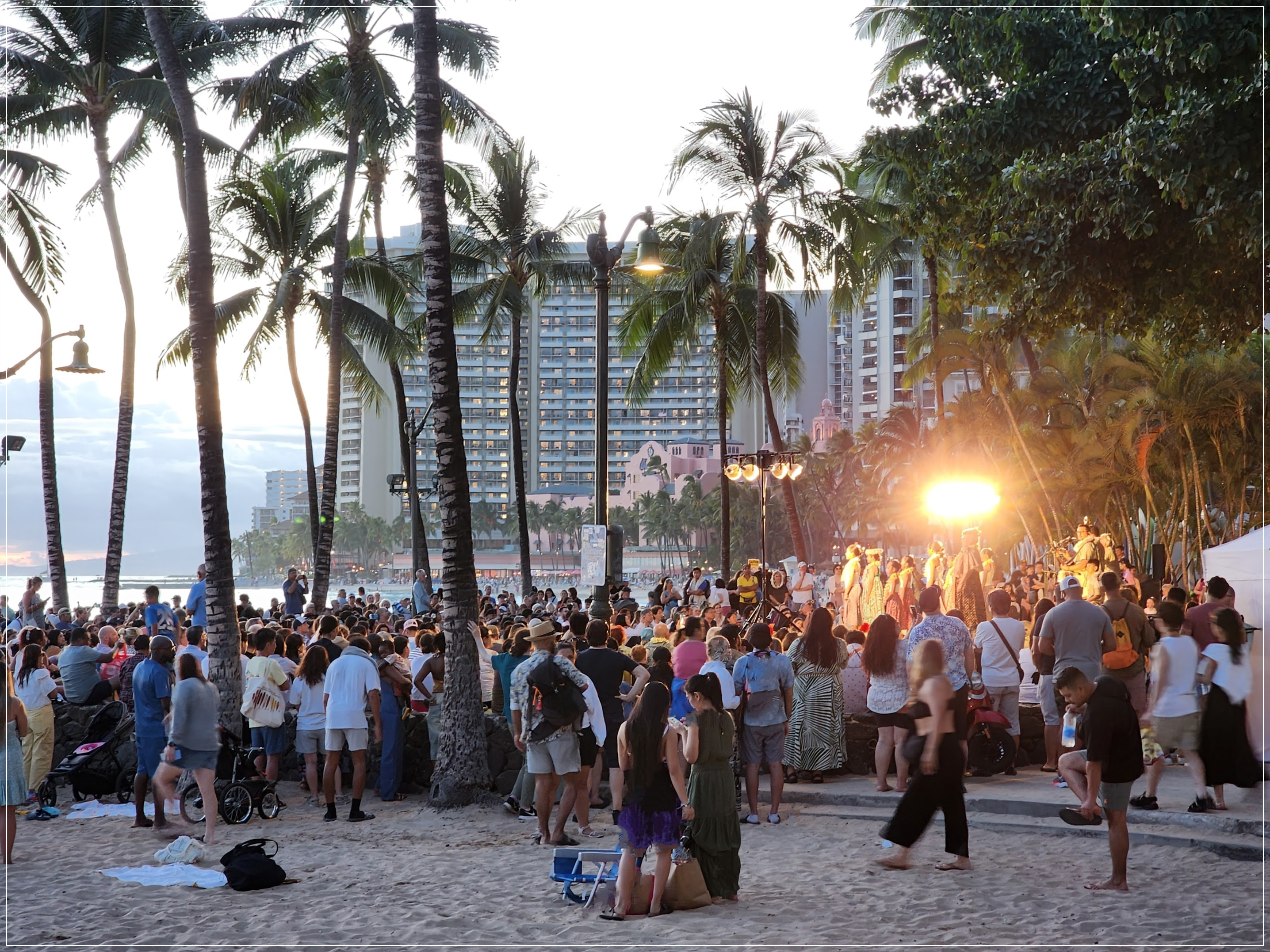 쿠히오 비치 훌라 마운드 (Kuhio Beach Hula Mound)
