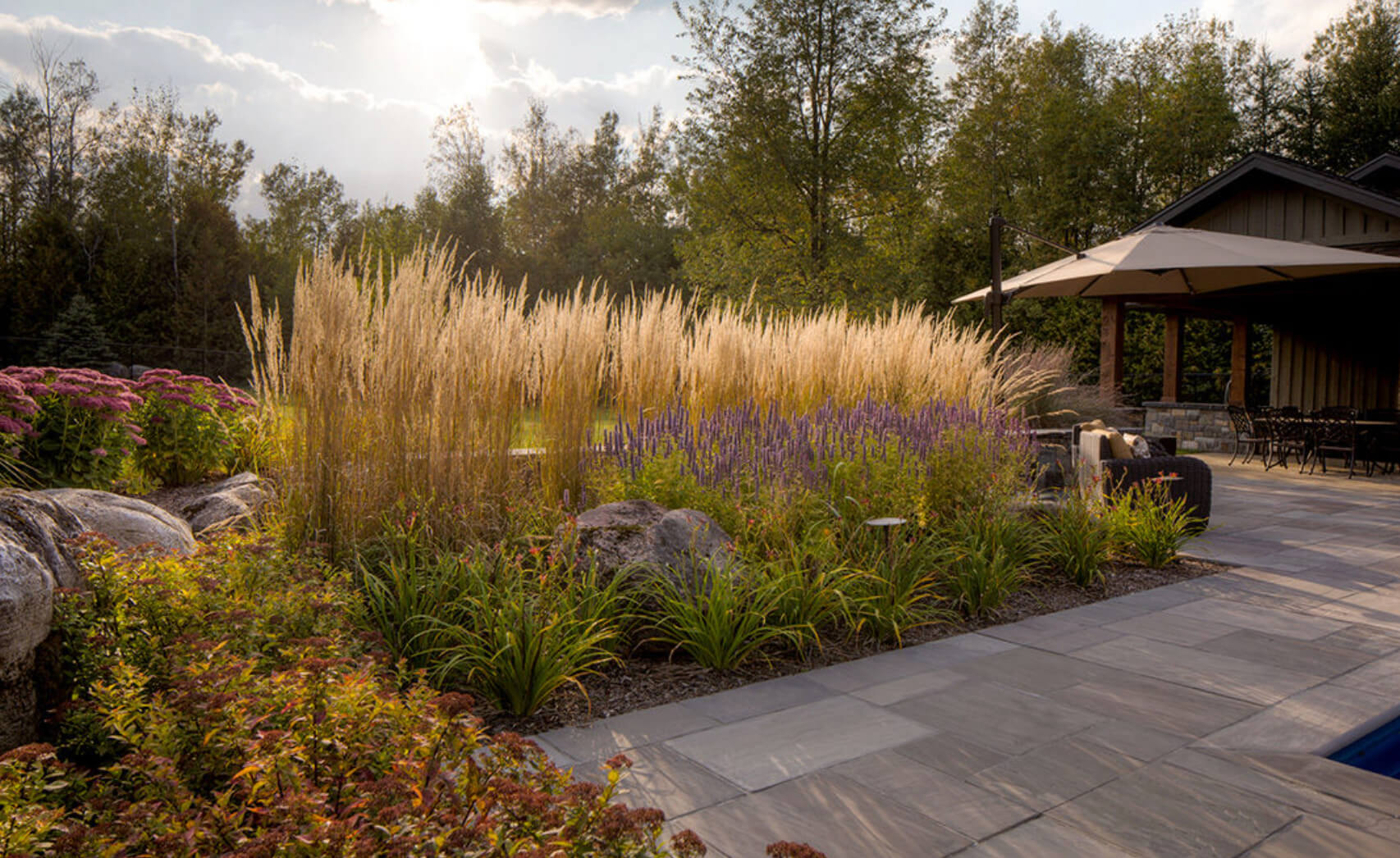 계절에 따라 정원을 원활하게 전환하는 방법