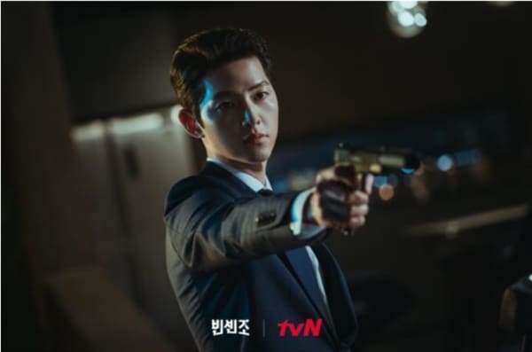 주인공이 누군가를 향해 총구를 겨누는 장면