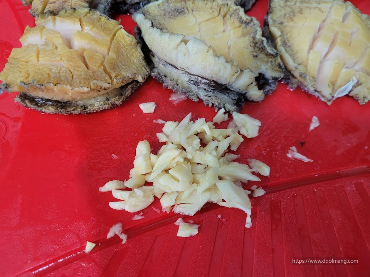 전복버터구이를 위해 저민 마늘