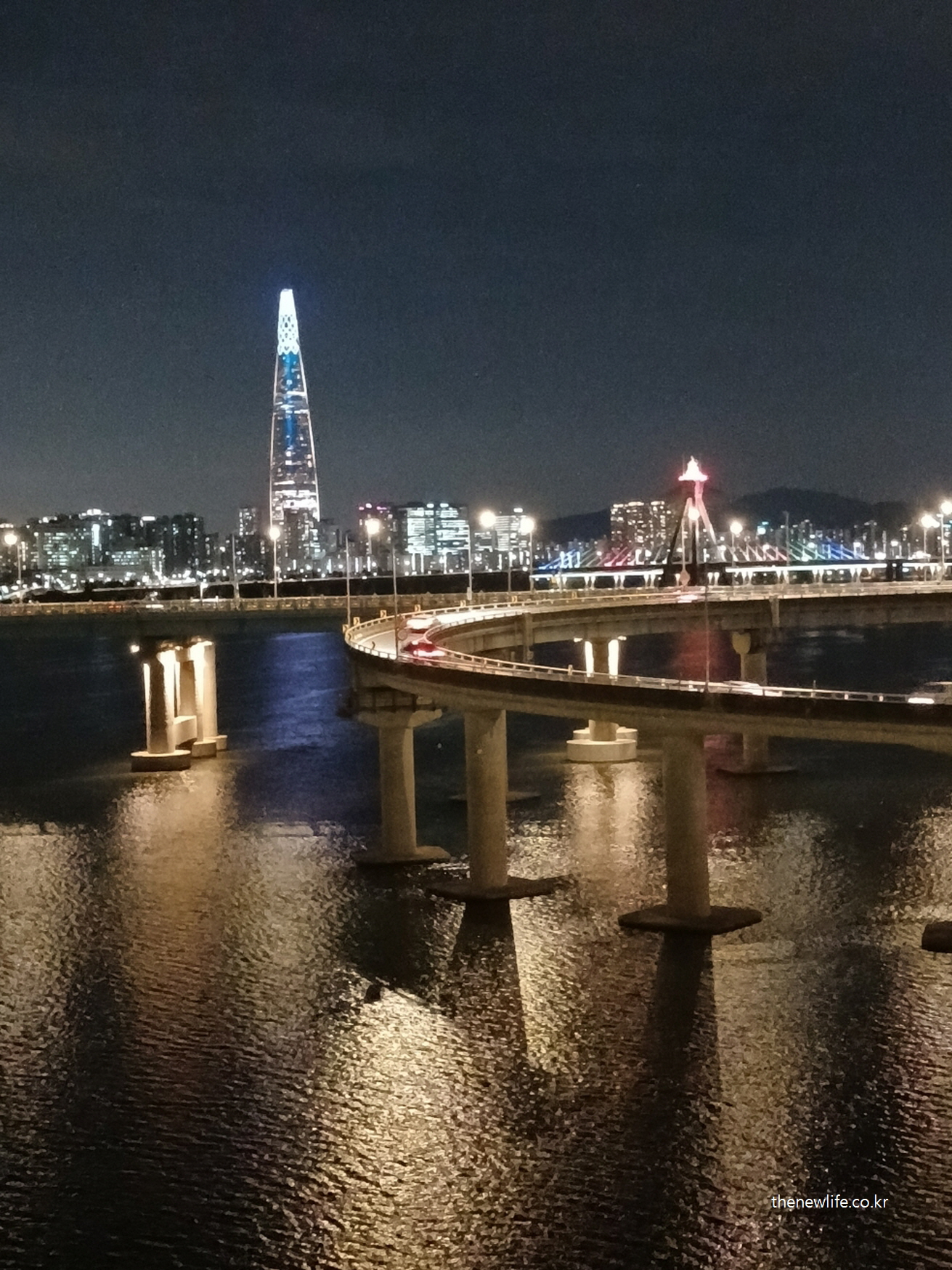 광진교 8번가 야경 – 한강 위 곡선 교각과 롯데타워가 어우러진 서울의 데이트 코스 추천 장소