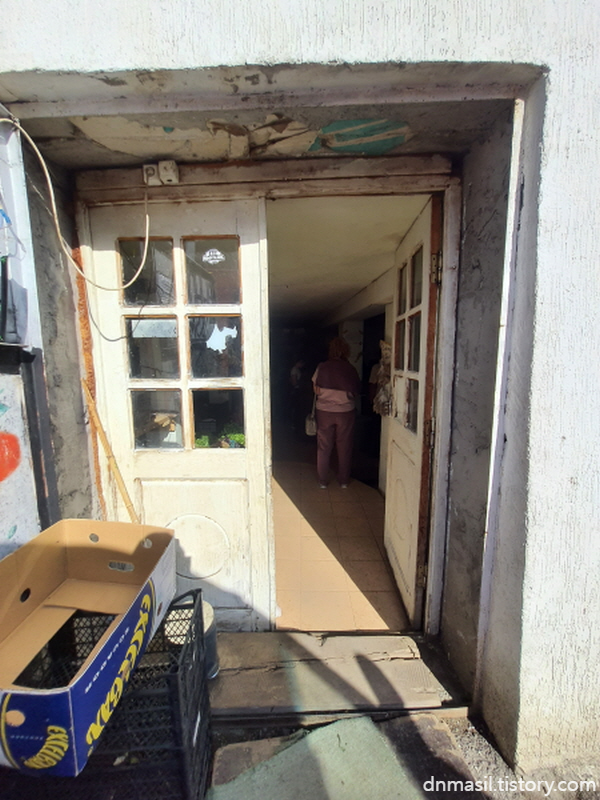 시장 건물 입구