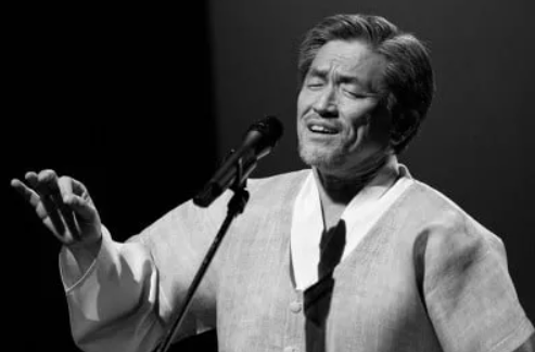 무대에서 열창하는 소리꾼 장사익의 공연 모습