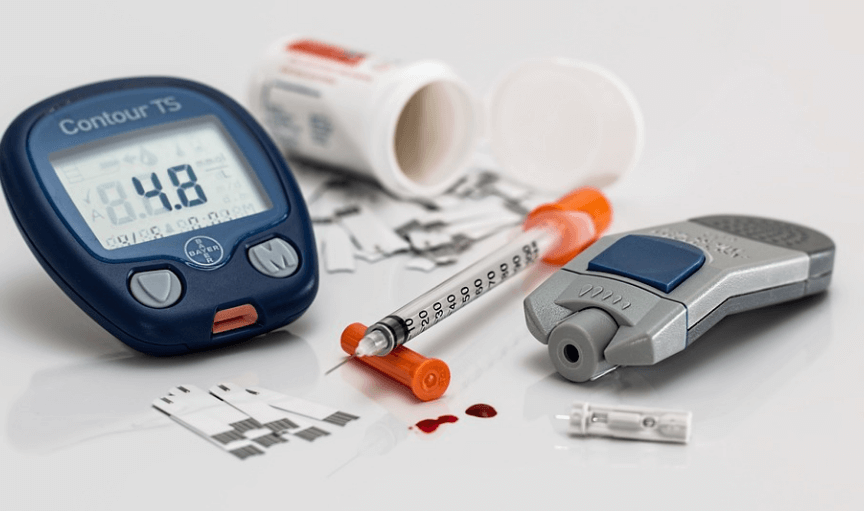 흑초 효능은 당뇨에 도움이 된다 당뇨 측정기가 놓여 있다