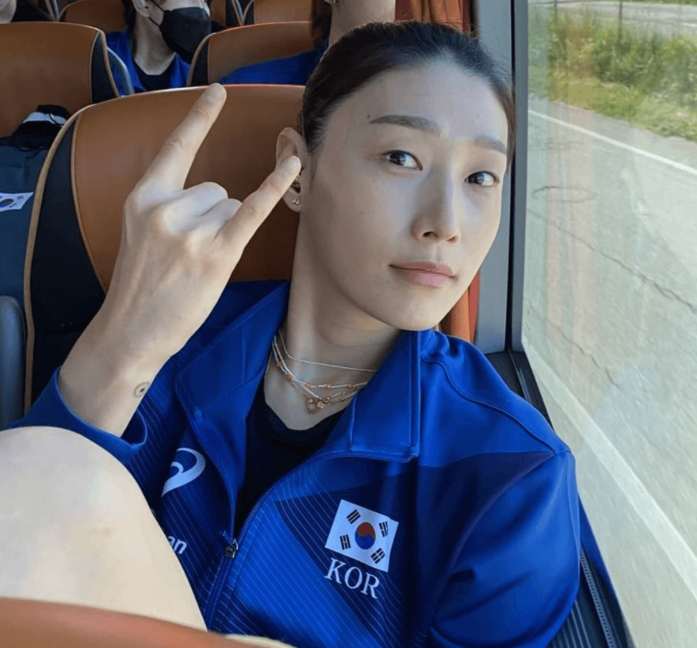 버스안에서-미소짓는-김연경-선수