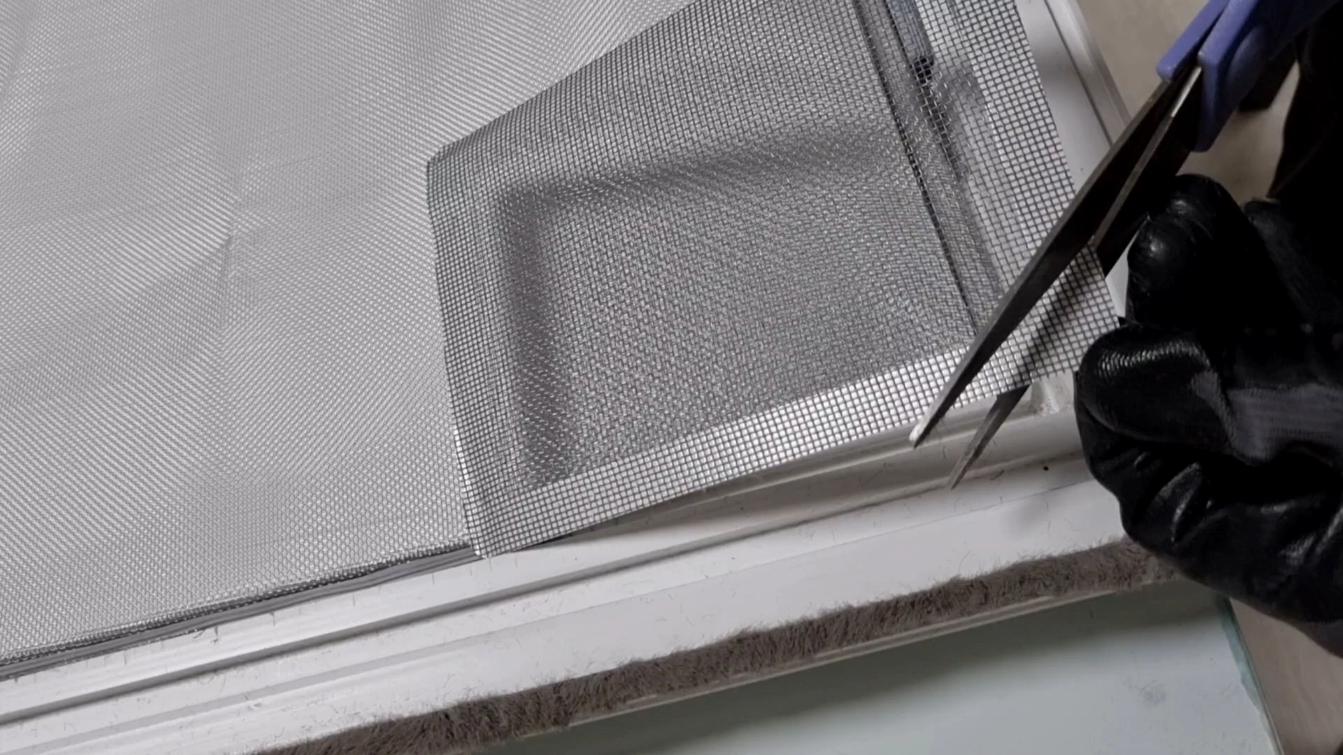 방충망 모서리 잘라낸 모습