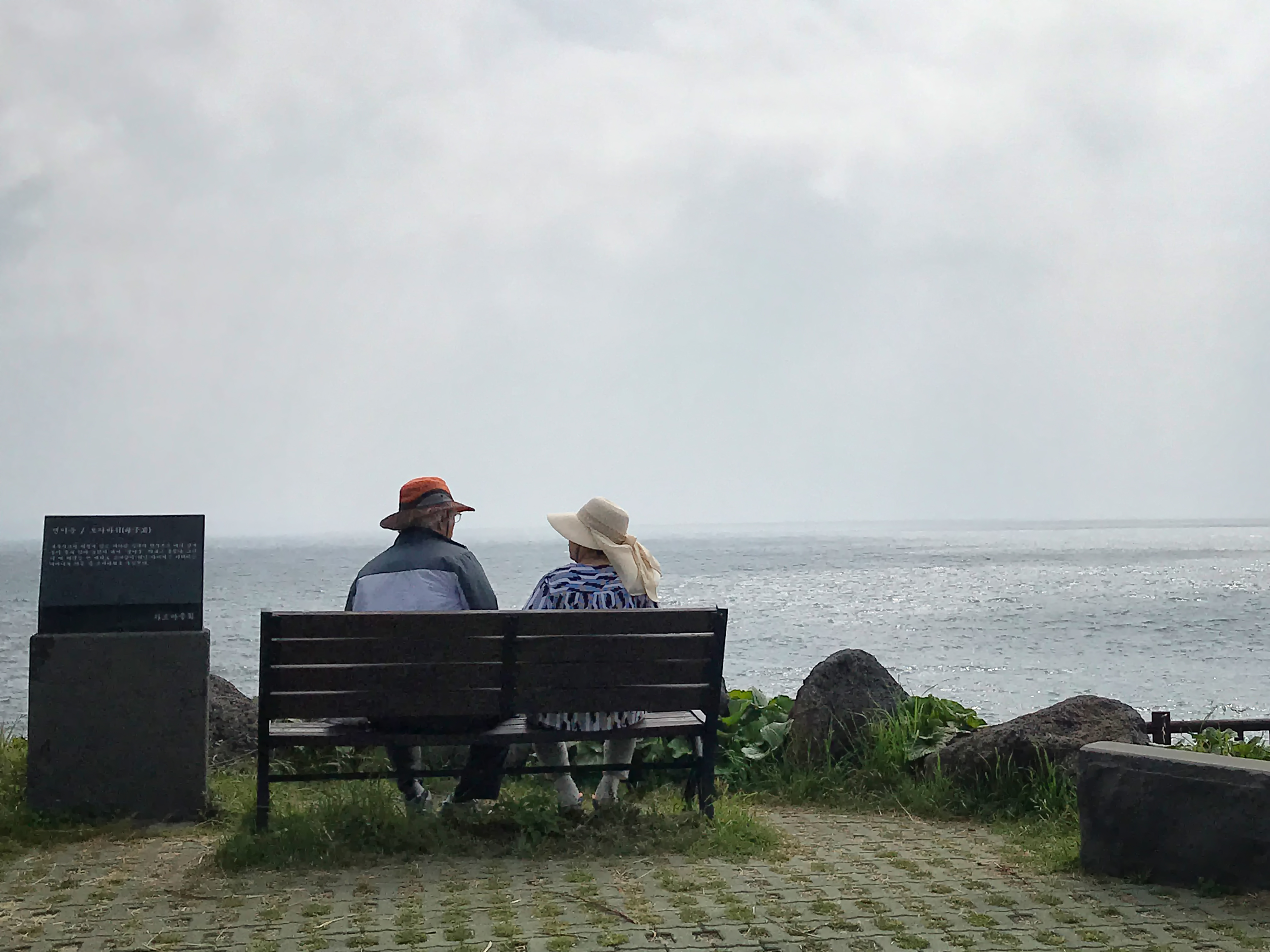 제주도 서귀포시 게우지코지 앞 모자바위 옆 벤치에 앉아 있는 노부부 by 피어나네 저작권 없는 고화질 무료 이미지 바로가기