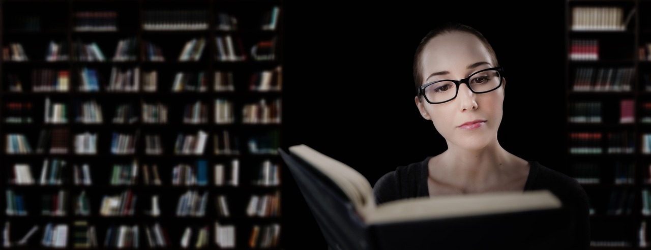 choosing a book 관련 사진