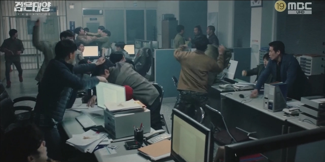 경찰서 내 폭동 장면