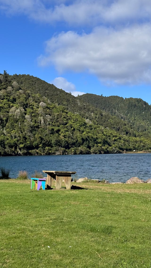 맑은 날씨 호수와 산