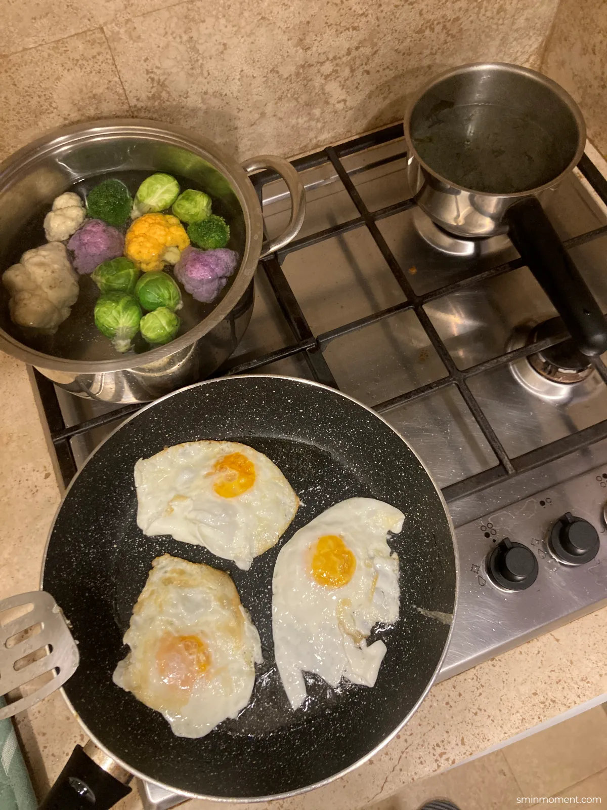 241011-이탈리아-로마-아침식사-삼색브로컬리-계란후라이-미역국-김치찌개-총출동