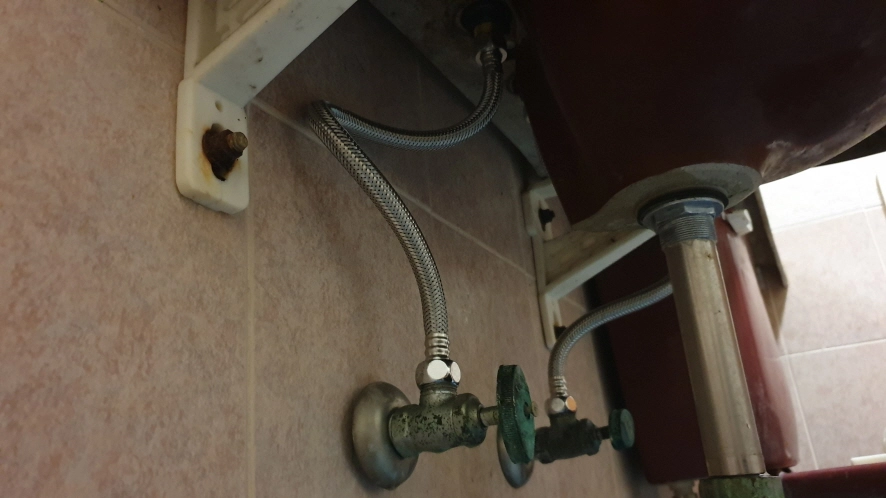 세면대 수도꼭지 호스 연결 모습