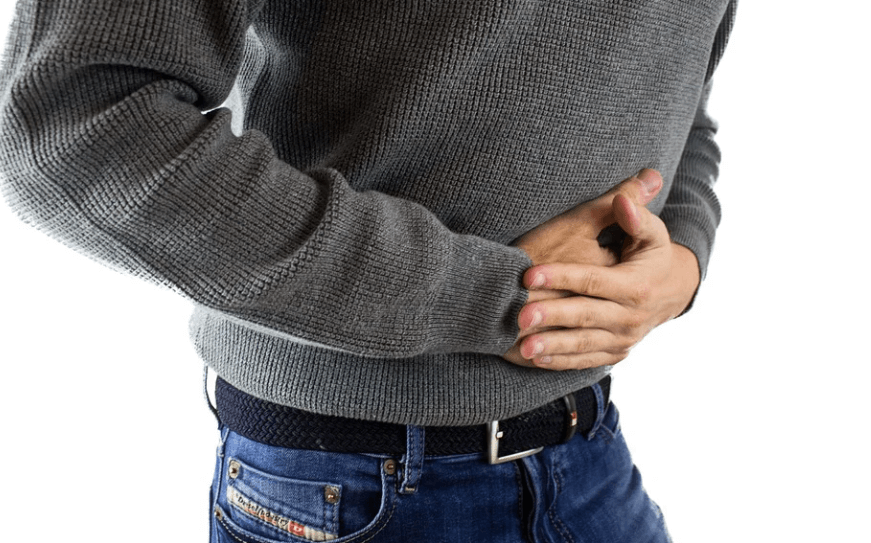 배를_잡고있는_남자