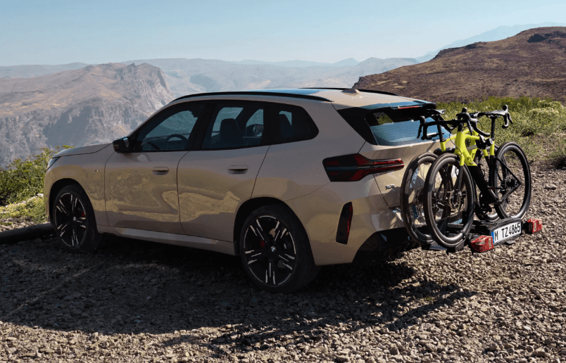 BMW X3 외관 디자인 후면 자전거 실은 모습