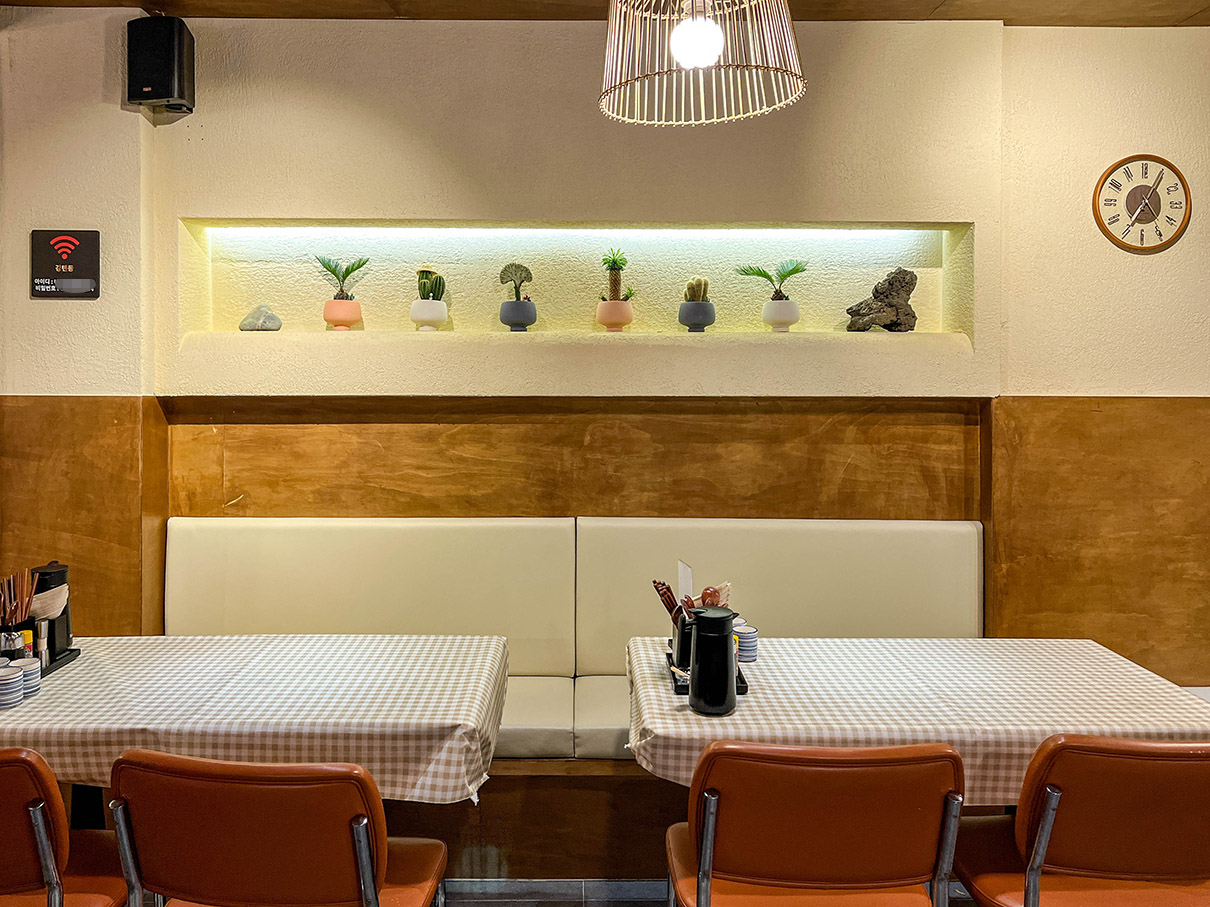 온천천 카페거리 강텐동 내부