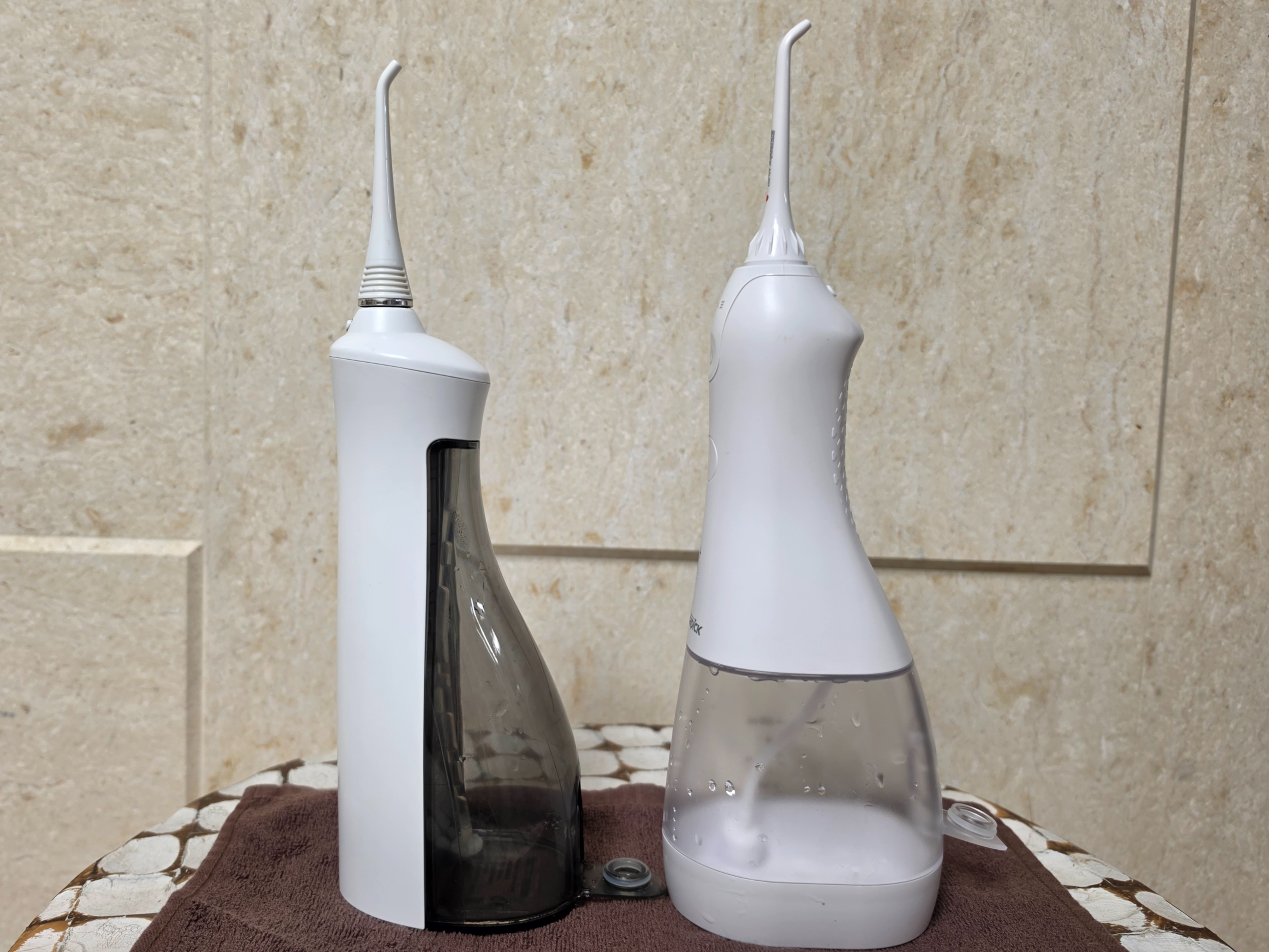 아쿠아픽 구강세정기 AQ-230(좌)아쿠아픽 구강세정기 AQ-207(우) 실물 사진