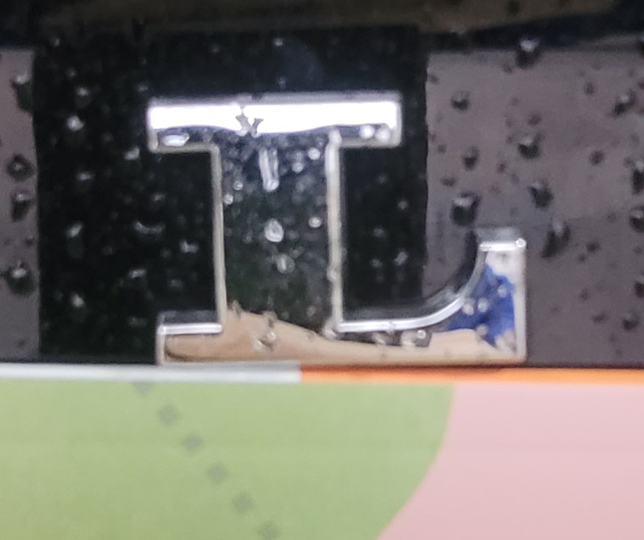 삐뚤어진 볼보 L 레터 엠블렘 모습이다.