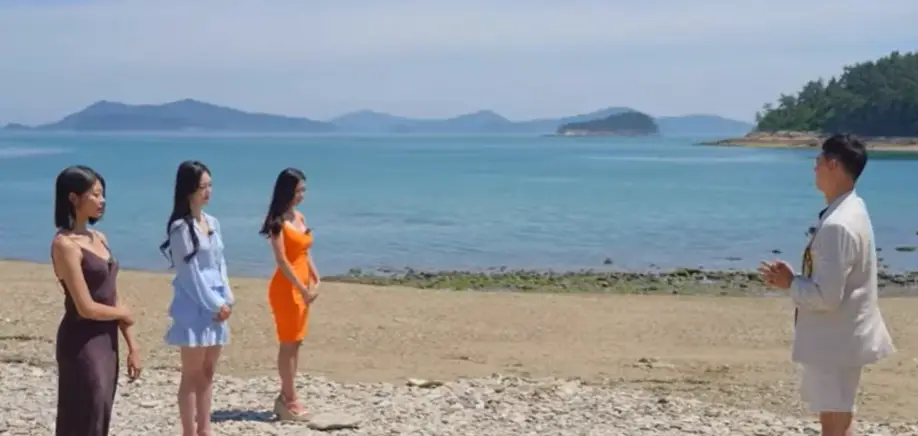 솔로지옥3-
갈색 해변가 자갈위 주황색 원피스를 입은 조민지 옆 하늘색 원피스를 입은 윤하정 옆 갈색 슬립롱원피스를 입은 최혜선이 가각 흰색 반바지정장을 입은 이관희를 바라보고 이관희도 여자들을 바라보고 있는 모습