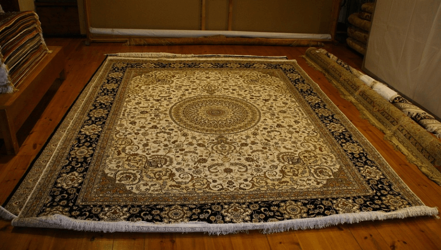 구연산 활용법으로 카펫 청소가 가능하다 오래된 카펫이 깔려 있다