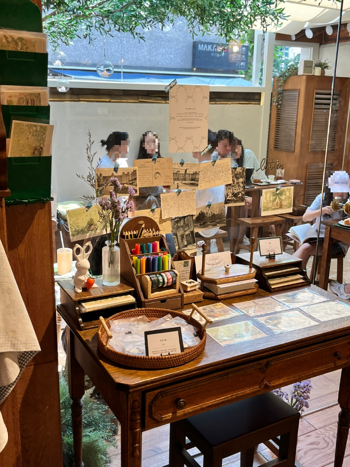 한옥카페 내부 모습 및 굿즈