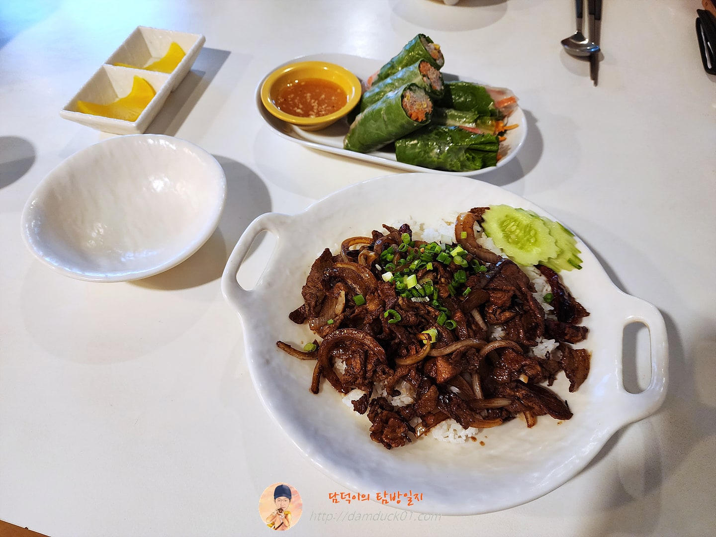 돼지고기덮밥(매콤)과 스프링롤