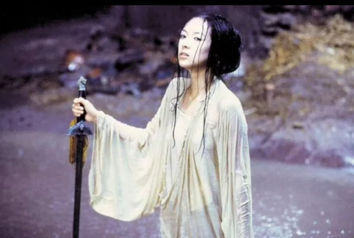 칼을 땅에 꽂고 비스듬히 서 있는 소룡