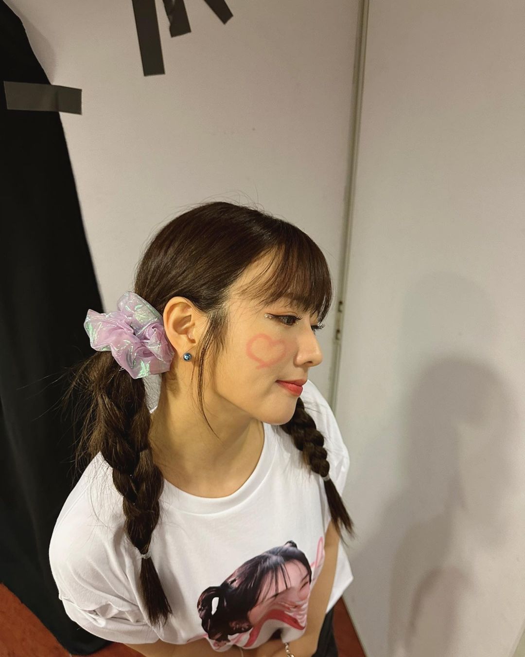 윤보미 흰티에 청바지 패션