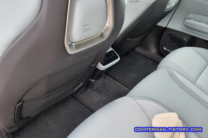 폴스타4 뒷좌석