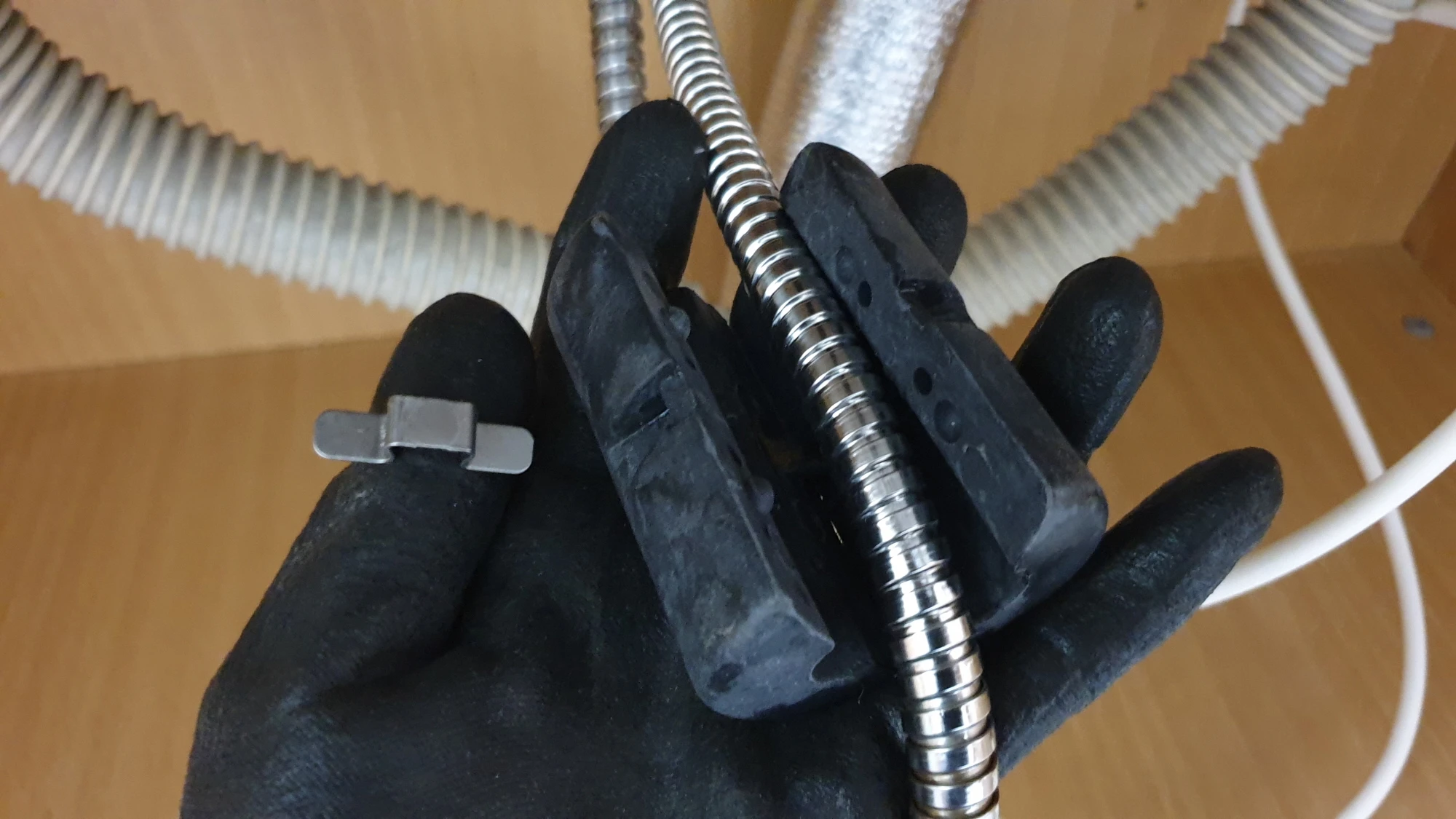 싱크대 수전 무게추 분리 모습