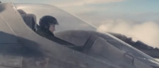 전투기에 탑승한 남자