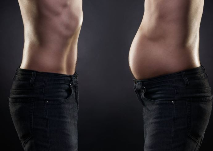 뱃살이 튀어나와 있는 모습
