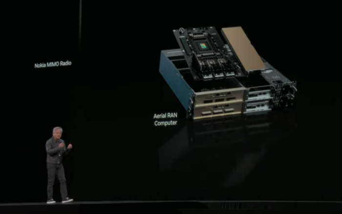 지난달에 열린 엔비디아 개발자 행사 GTC에서 AI-RAN 기술을 설명하는 젠슨 황 CEO