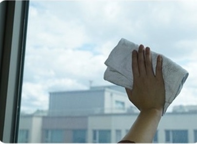 창문을 깨끗이 닦습니다.