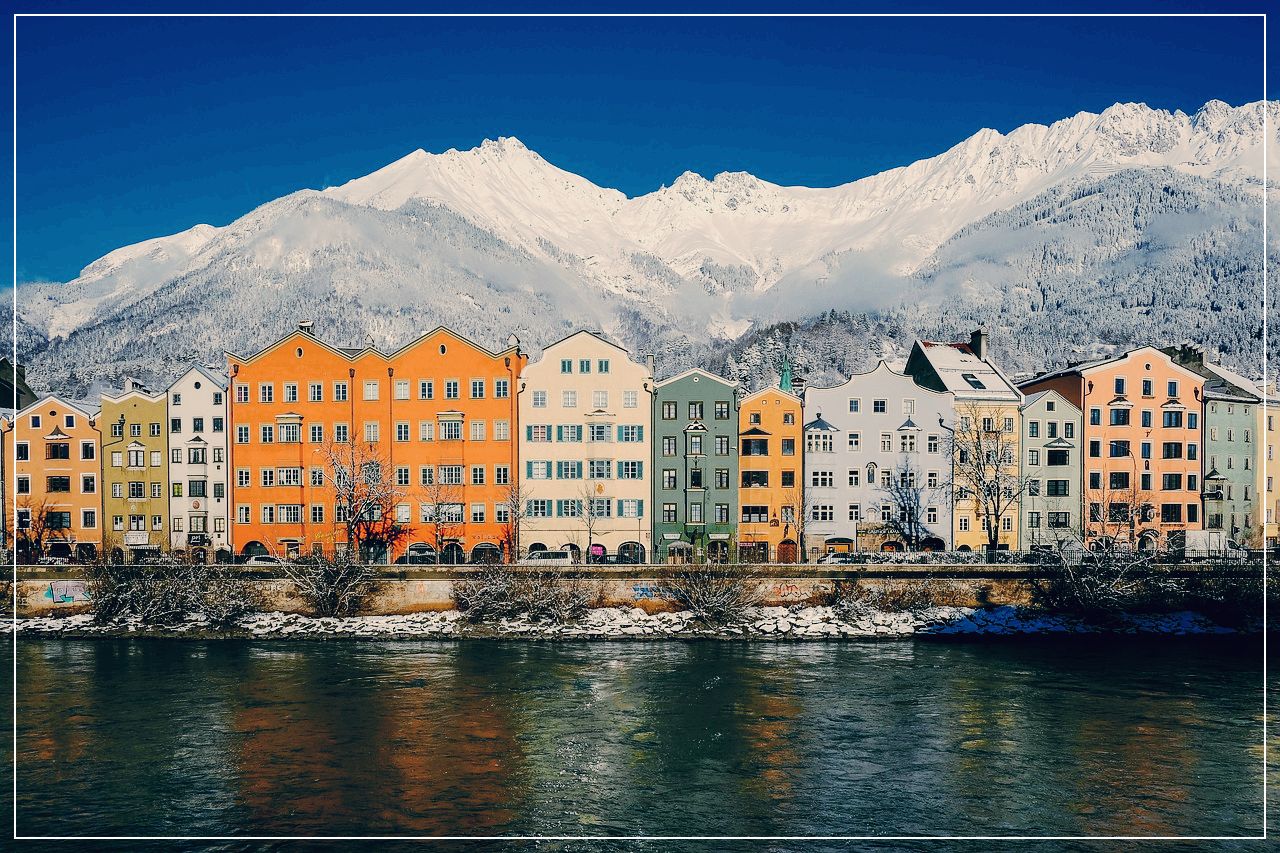 멀리 눈덮인 산을 배경으로 한 인 강변의 낭만적인 건물들
