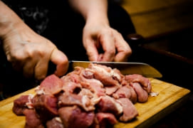 제육볶음용 고기 썰고 있는 인포그래픽