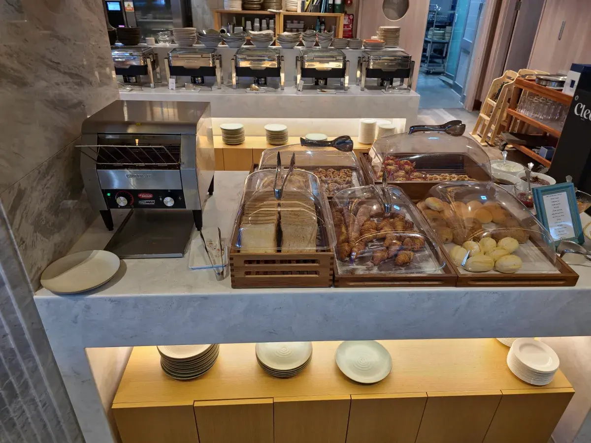 몬드리안 조식: 빵 사진