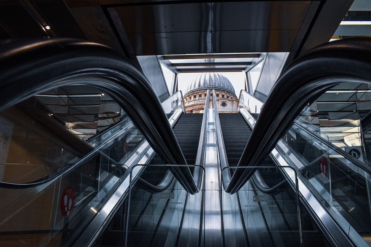 성당 계단 사진("최신 문화"를 표현해주는 느낌)