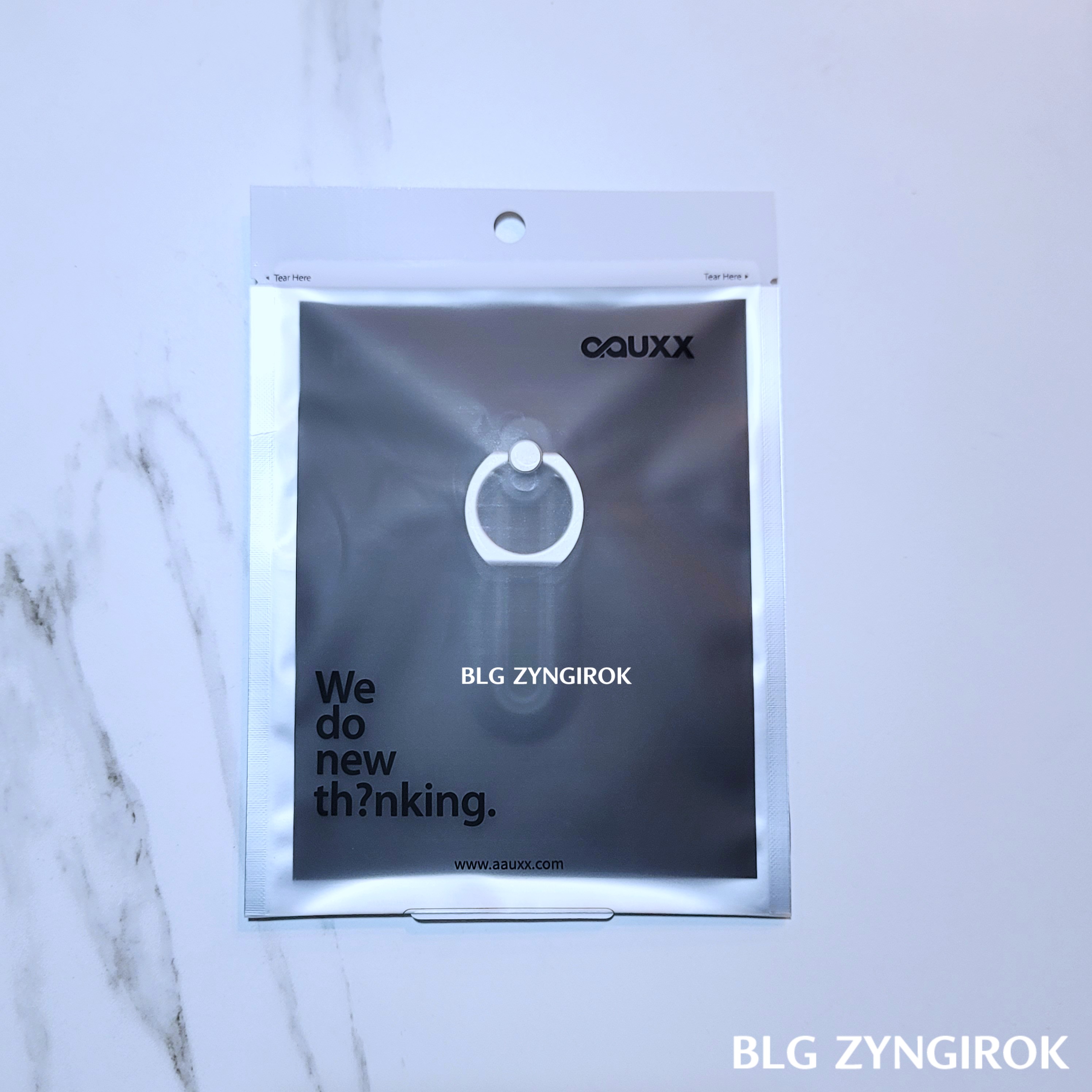 iRing Slide 제품이 테이블 위에 놓여있다.